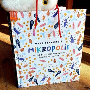 Knyga vaikams – Mikropolis (su autorės parašu ir palinkėjimu) ir Pliušinė Salmonella (Salmonella typhimurium) bakterija